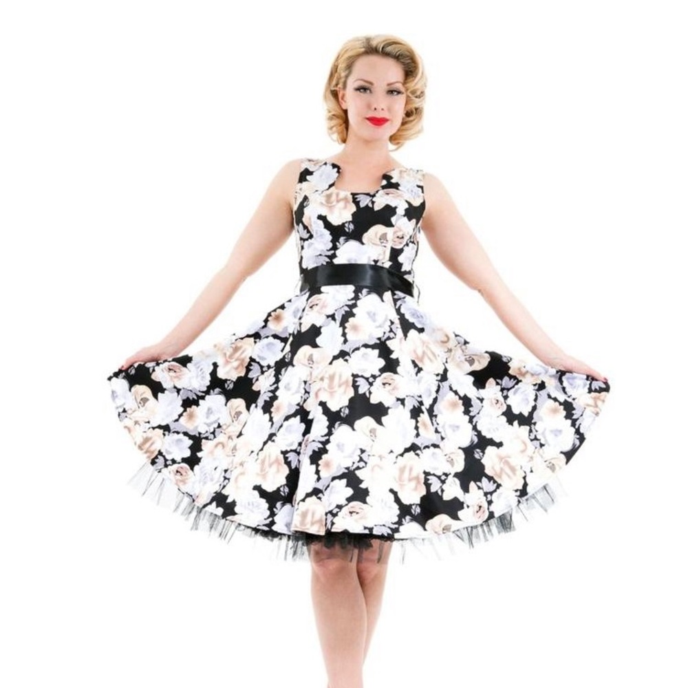 Beautiful hearts and roses dress, NWT size 18
